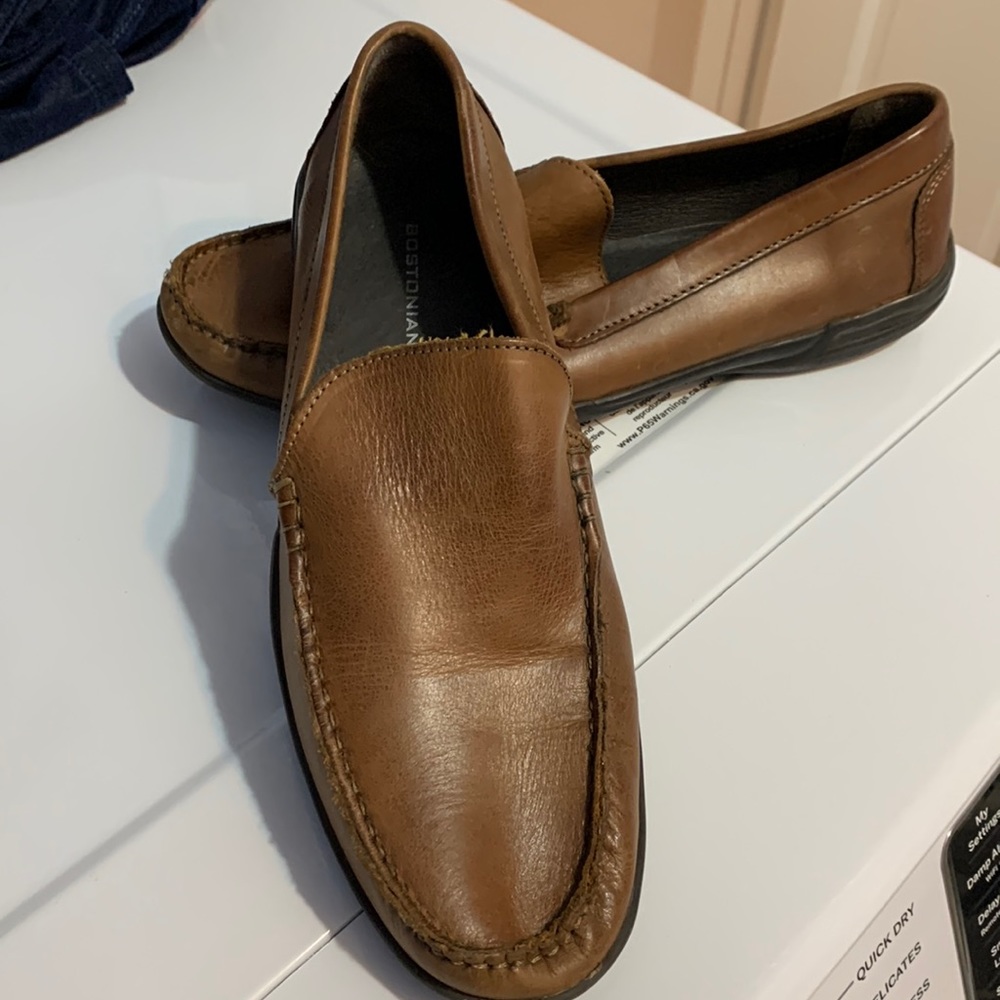 Bostonian men’s loafers leather upper with rubber sole . Gently used